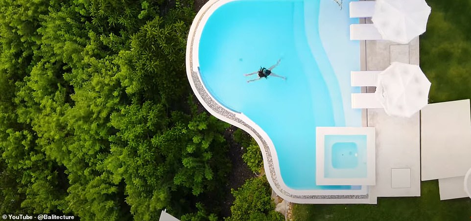 Zu den weiteren Vorzügen der Villa, die in Drohnenaufnahmen festgehalten wurden, gehören eine Feuerstelle und ein Infinity-Pool