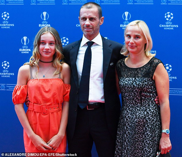 Der Slowene im Bild mit seiner Frau Barbara (rechts) und seiner Tochter Petra (links) im August 2019