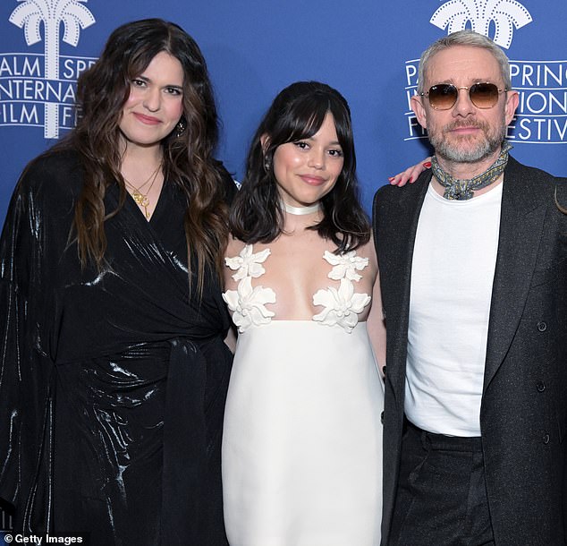 Regisseurin Jade Halley Bartlett im letzten Monat mit Jenna und Martin bei der Weltpremiere von „Miller's Girl“ beim 35. jährlichen Palm Springs International Film Festival