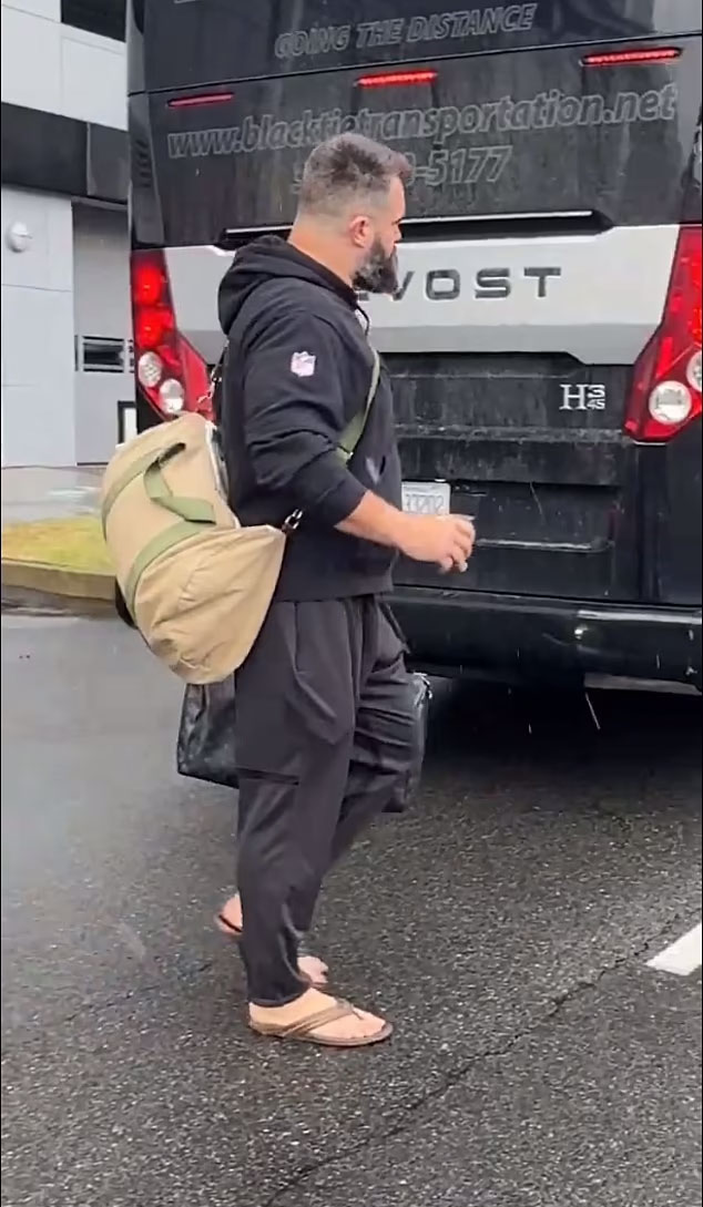 Jason Kelce trägt Flip-Flops und Jogginghosen