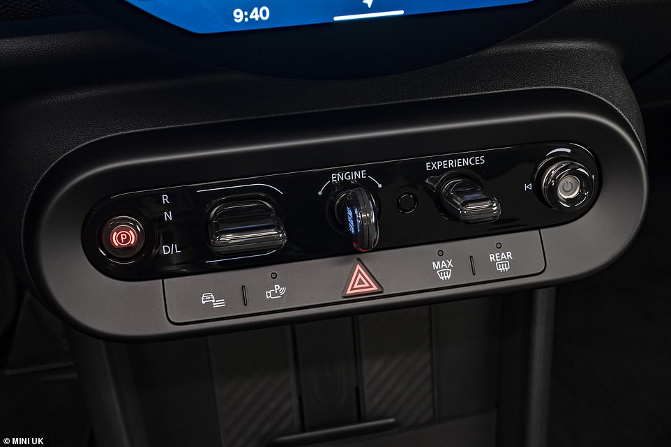 The automatic gear selector is now mounted in a panel in the dashboard alongside a toggle-switch ignition. The Experiences button allows drivers to adapt the driving mode of the car