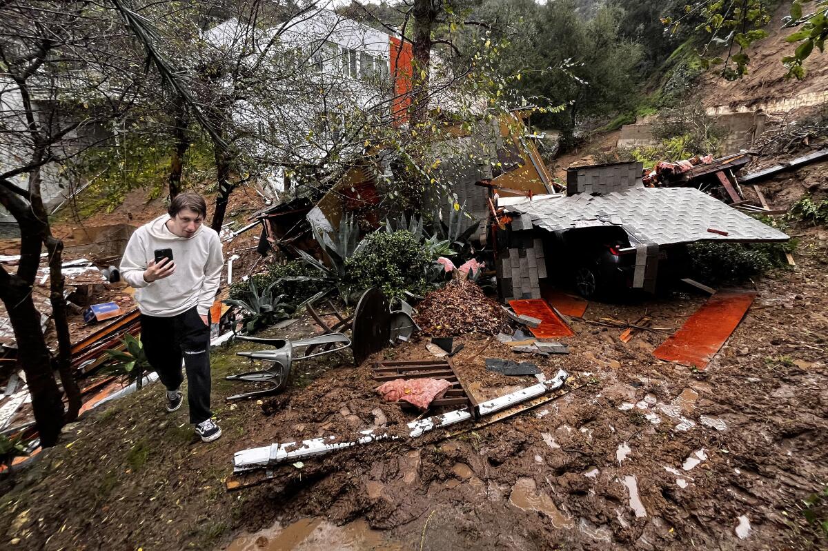 Sturmjäger Tanner Charles geht an den Überresten eines durch einen Schlammlawinen zerstörten Hauses in der Gegend von Beverly Crest in Los Angeles vorbei.