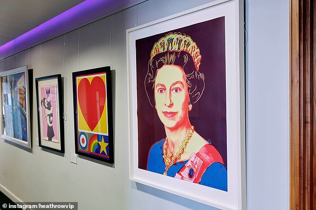 Ein von Andy Warhol inspiriertes Porträt der Königin, das in der Lounge erscheint