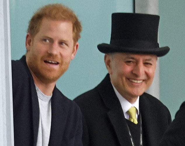 Prinz Harry wurde gestern von einem Portier in der Windsor Lounge in Heathrow begrüßt