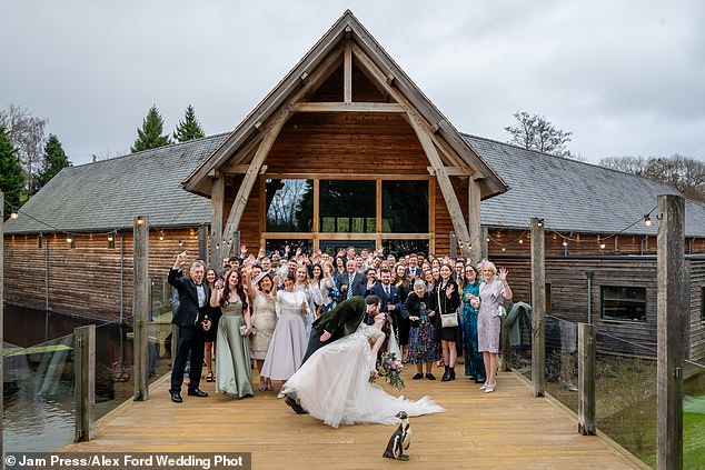 Pringle posierte für Fotos mit dem Brautpaar und seinen 80 Gästen
