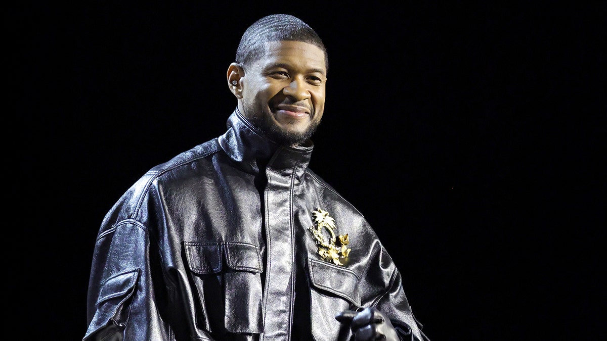 Usher lächelt bei der Pressekonferenz zur Super Bowl Halftime Show