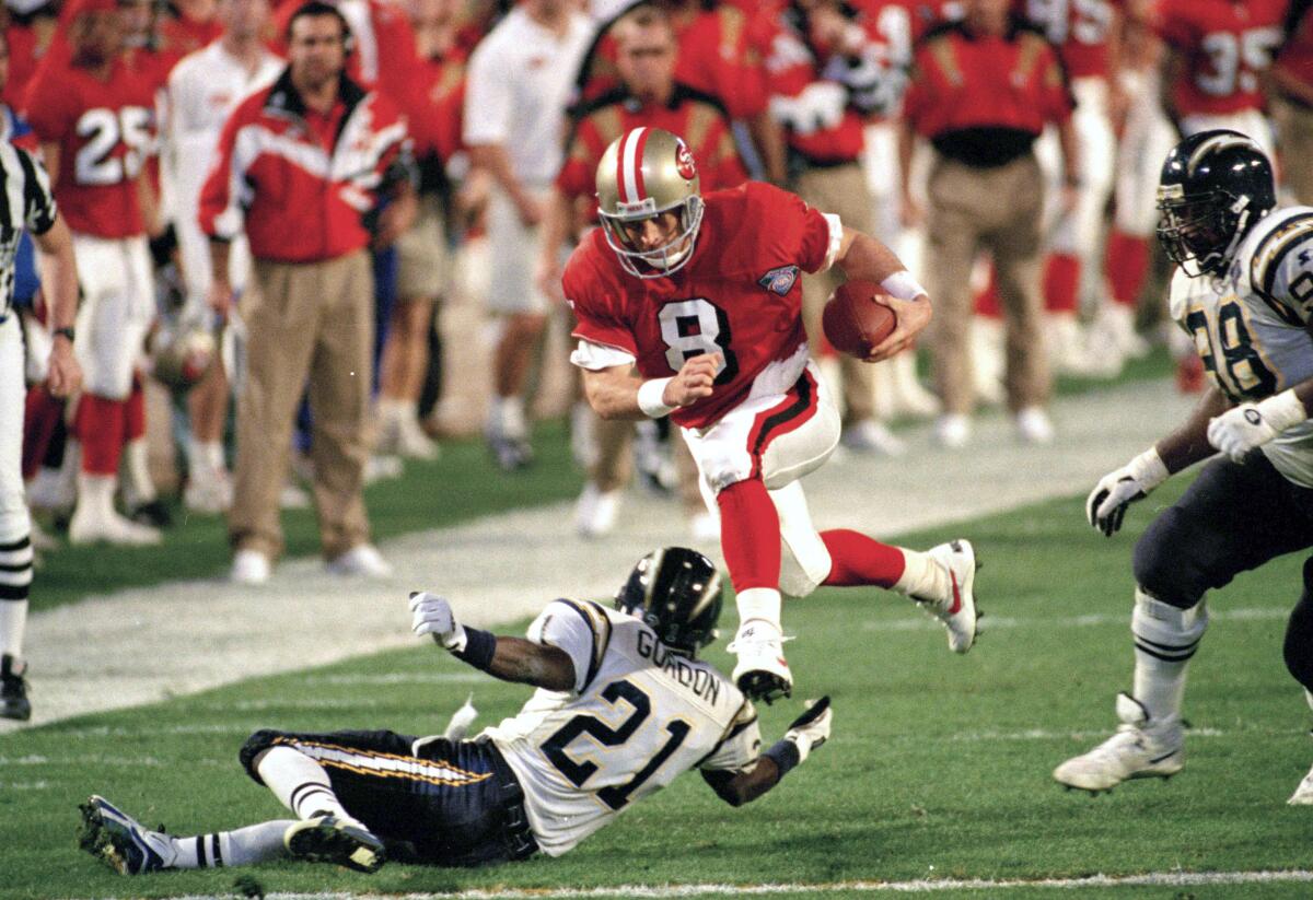 San Franciscos Quarterback Steve Young (8) läuft im Super Bowl XXIX über Darrien Gordon (21) aus San Diego.