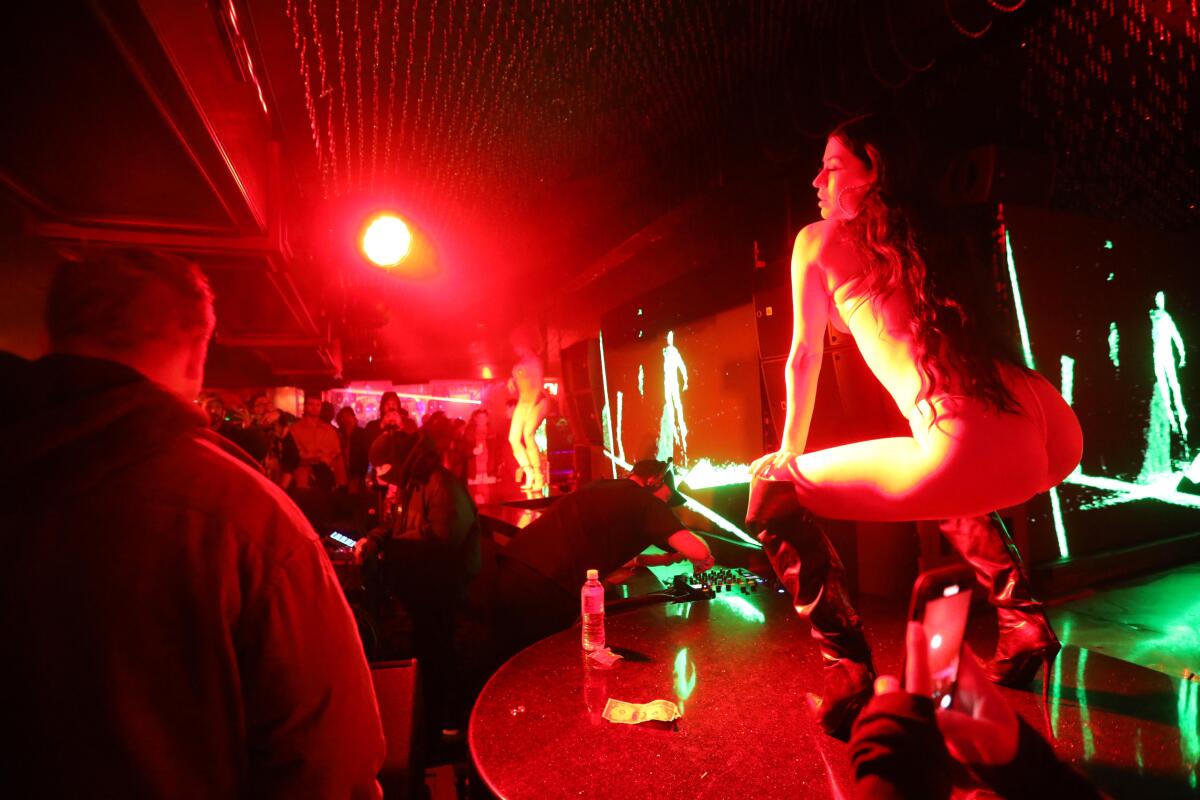 Eine Stripperin tanzt, während DJ AraabMuzik nach der Los Angeles-Premiere des Films von Regisseurin Harmony Korine spielte. "Aggro Dr1ft"