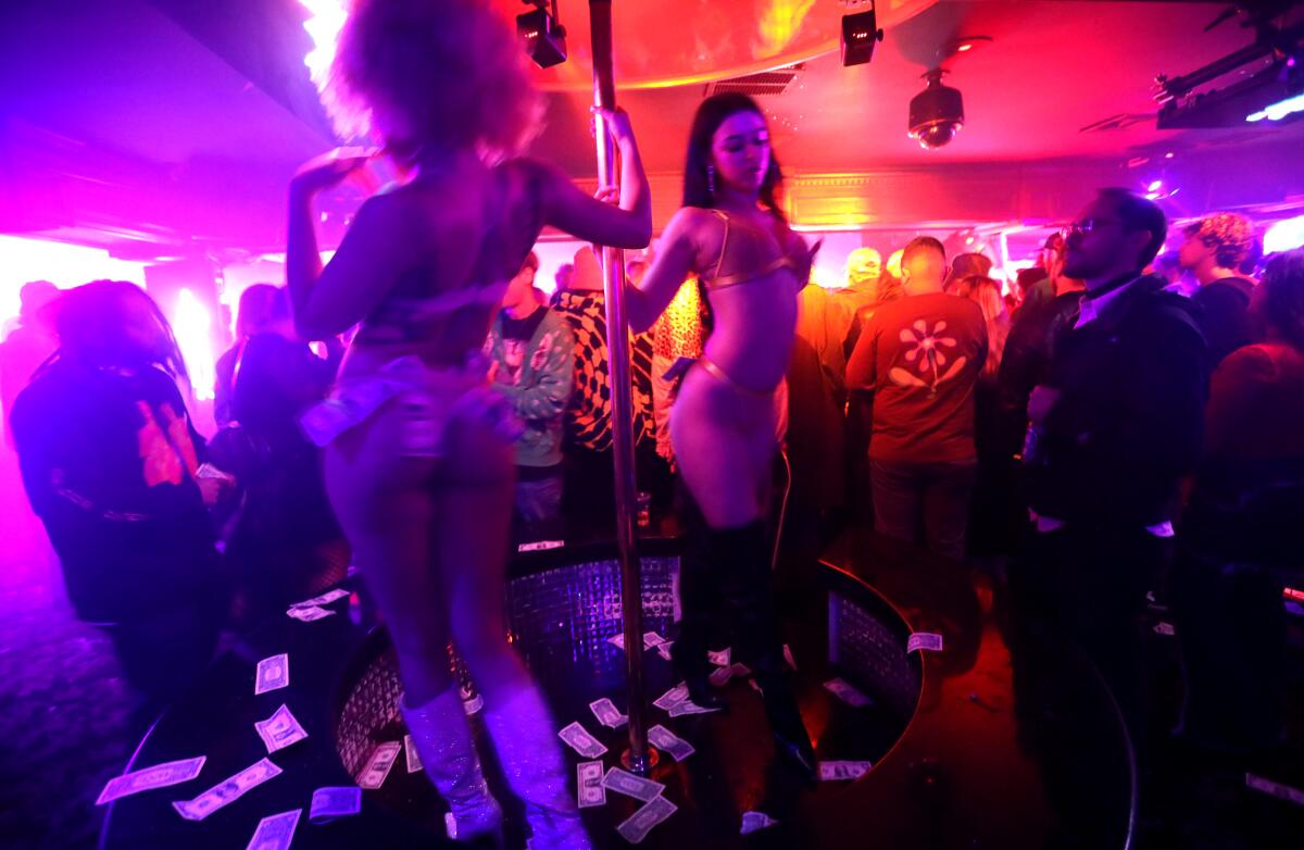 Stripperinnen tanzen auf Party.