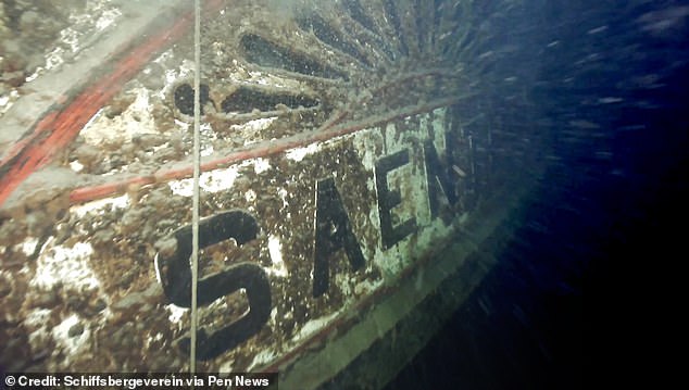 Aufgrund der Dunkelheit und des Sauerstoffmangels am Seegrund ist der Säntis tatsächlich besser erhalten als die Titanic.  Auf diesem Foto können Sie sehen, dass die ursprüngliche Farbe des Schiffsschilds auch nach 90 Jahren unter Wasser noch sichtbar ist