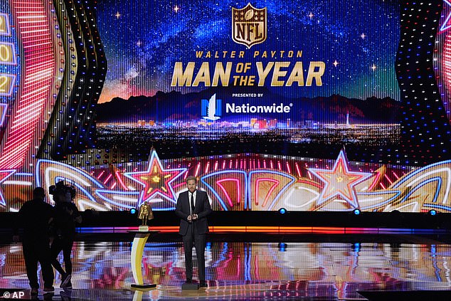 Er hatte am Donnerstagabend einen überraschenden Auftritt bei der NFL Honors-Zeremonie 2024 im Resorts World Theatre in Las Vegas