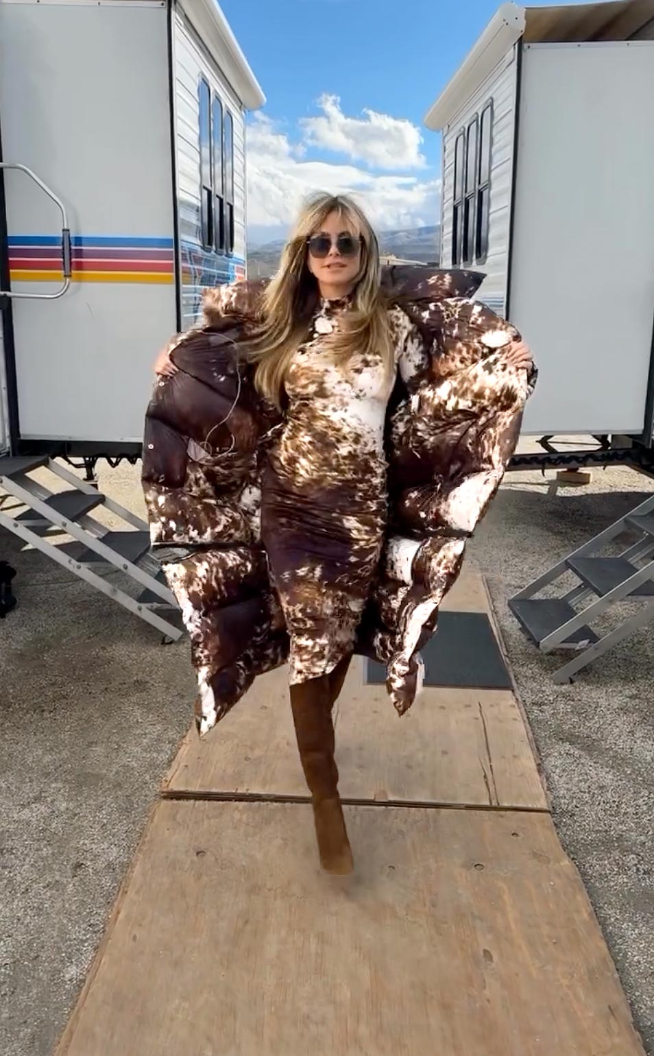 Heidi Klum zieht beim Tanzen auf einem Parkplatz mühelos ihr Kleid mit Animal-Print und den passenden Mantel aus