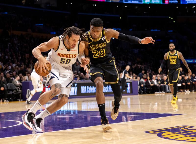Lakers-Stürmer Rui Hachimura (rechts) spielt eine enge Verteidigung gegen Denver-Stürmer Aaron Gordon.