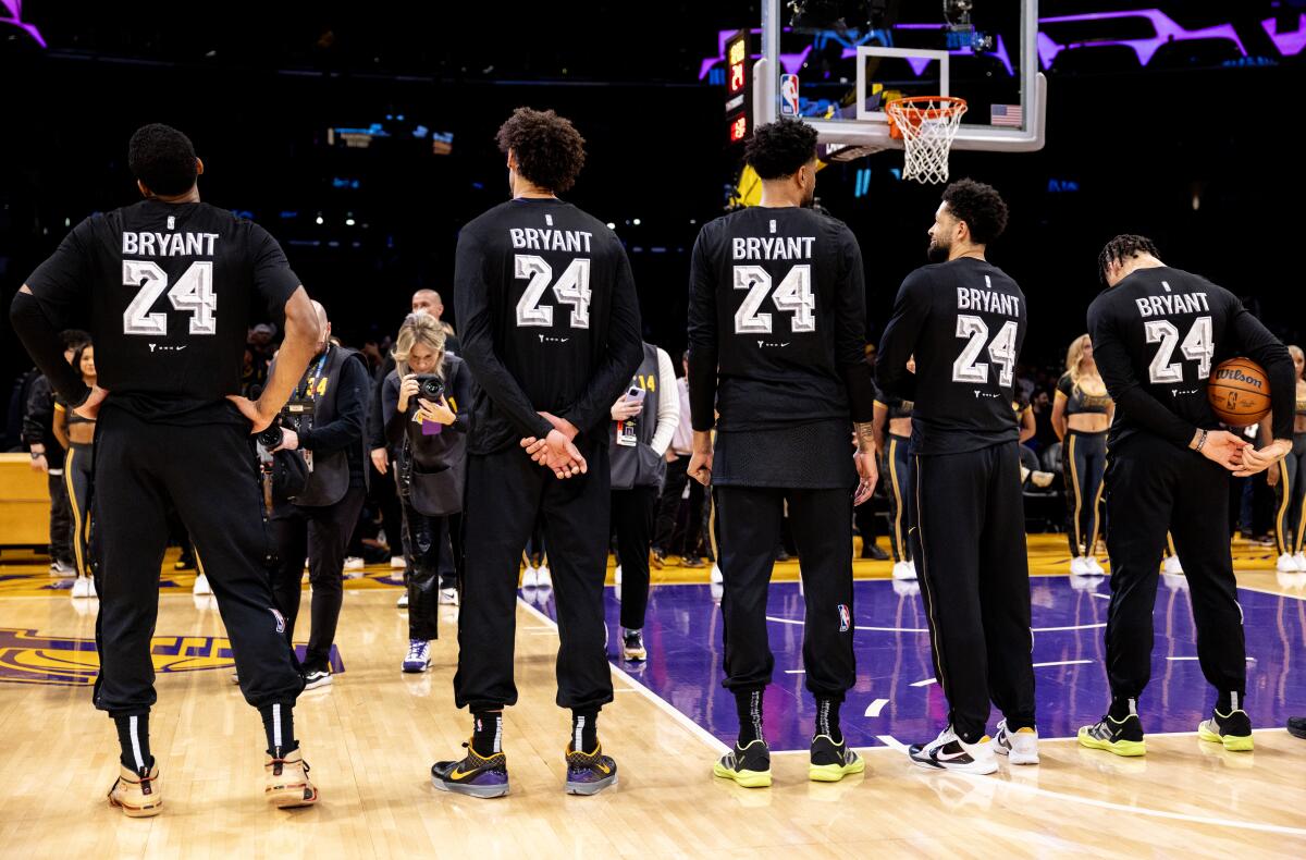Die Spieler der Lakers tragen beim Aufwärmen vor dem Spiel Trikots zu Ehren von Kobe Bryant.
