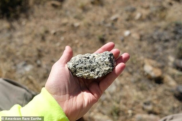 Zu den am Standort entdeckten Seltenerdmineralien gehörten Oxide von Neodym, Praseodym, Samarium, Dysprosium und Terbium
