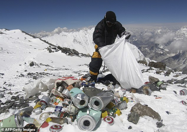 Menschen, die den höchsten Berg der Welt besteigen, müssen nun ihren eigenen Kot zum Basislager mitbringen