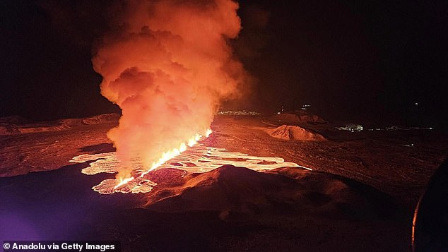 Der Druck des unter der Erde eingeschlossenen Magmas brach in einen drei Kilometer langen Spalt auf, der Lava in die Luft schoss