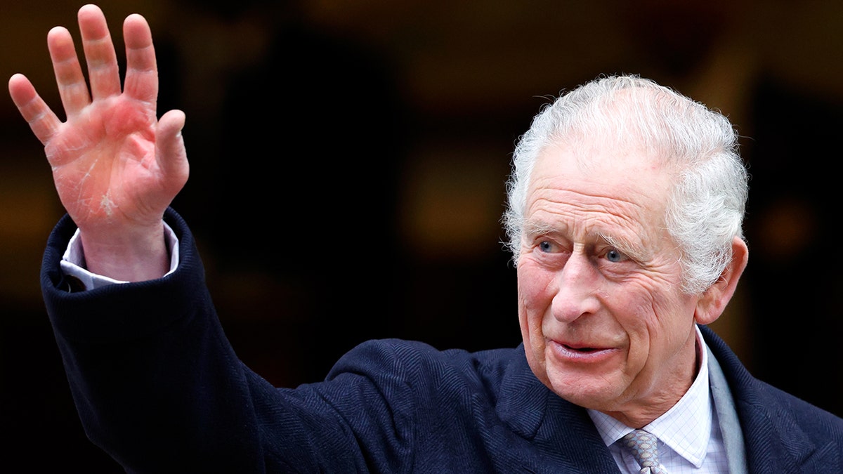 Prinz Harry mit den Preisträgern der Investiturzeremonie auf Schloss Windsor in drei separaten Bildern