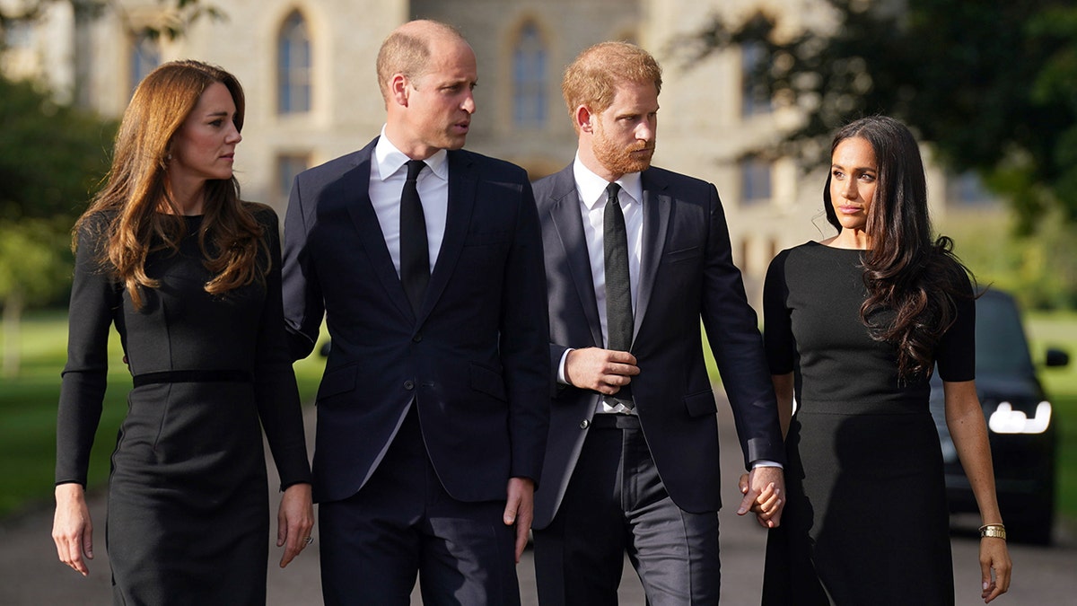 Kate Middleton, Prinz William, Prinz Harry und Meghan Markle tragen alle Schwarz