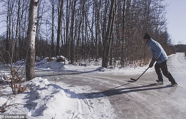 Auf dem Gelände gibt es eine Eisbahn im Freien, auf der die Gäste Hockey spielen können, und Abendveranstaltungen für Skater nach Einbruch der Dunkelheit