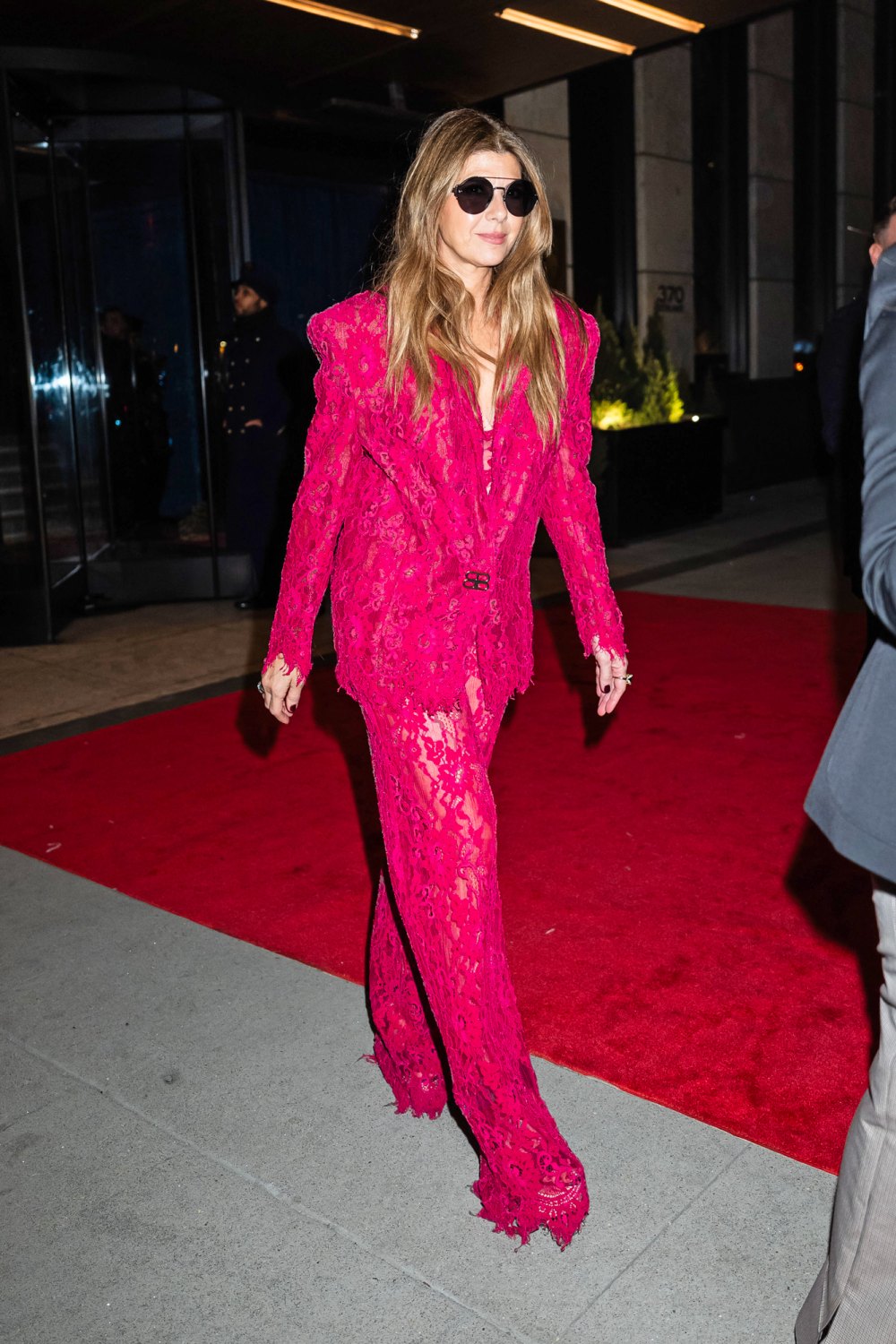 Marisa Tomei ist verspielt im rosafarbenen Power-Anzug