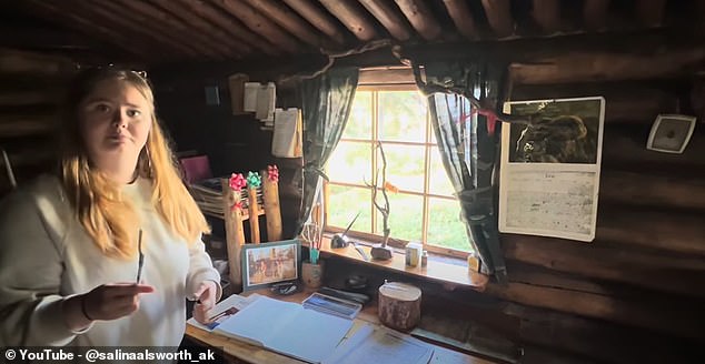 In Salinas neuem Videorundgang durch die Hütte verrät sie, dass die Inneneinrichtung noch weitgehend so ist, wie er sie nach seinem letzten Besuch im Jahr 2000 im Alter von 84 Jahren verlassen hat
