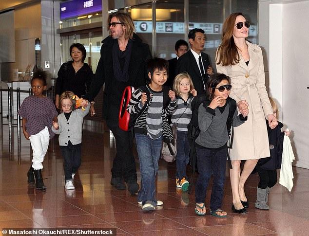Die Filmstars, die sich 2004 während der Dreharbeiten zu Mr. And Mrs. Smith kennengelernt hatten, haben sechs gemeinsame Kinder: die Söhne Maddox (22), Pax (20) und Knox (15) sowie die Töchter Zahara (19), Shiloh (17) und Vivienne (15). ;  gesehen am 8. November 2011 in Tokio