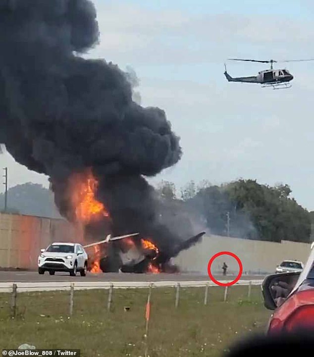Von Fahrern aufgenommene Videoaufnahmen zeigen die Folgen des Unfalls und zeigen brennende Flammen, die aus dem Flugzeug aufsteigen, während ein mutiger Passant auf den Rauch zuläuft
