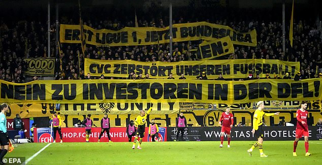 Die heimischen Fans entfalteten Transparente mit der Aufschrift „Keine Investoren in der Deutschen Fußball Liga (DFL)“.