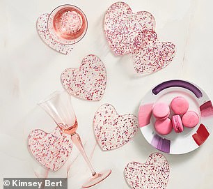 Stoßen Sie mit Champagner auf die Liebe an und legen Sie unsere herzförmigen Sweetheart-Untersetzer auf den Tisch, um einen skurrilen Valentinstags-Akzent zu setzen