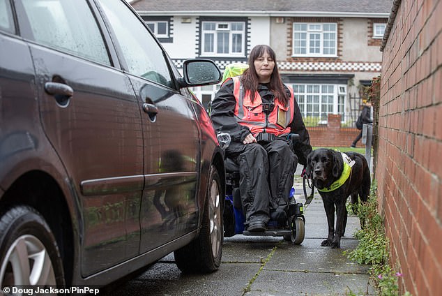 Das Parken auf dem Bürgersteig stellt wohl die größte Gefahr für blinde und sehbehinderte Menschen dar