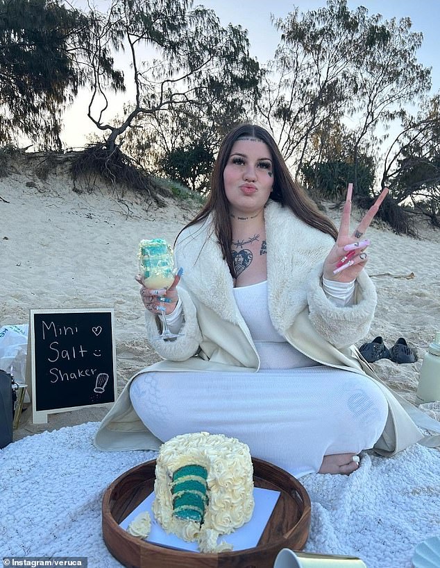Veruca gab ihre Schwangerschaft erstmals im Juni bekannt, indem sie ein Foto eines weiß-blauen Kuchens teilte