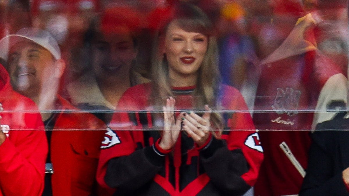Taylor Swift klatscht während des Spiels der Kansas City Chiefs im Arrowhead Stadium