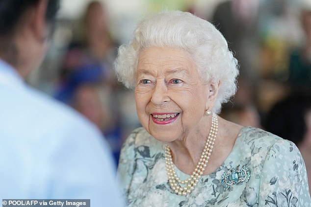 Die verstorbene Königin soll enttäuscht gewesen sein, dass sie Cruise während der Platin-Jubiläumsfeierlichkeiten nicht treffen konnte, und lud ihn kurz vor ihrem Tod zum Tee auf Schloss Windsor ein