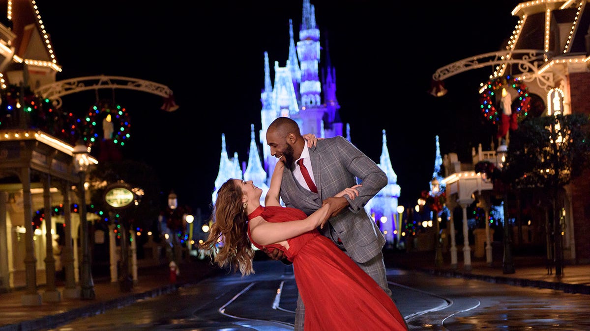 Allison Holker und Stephen Twitch Boss tanzen vor einem Disney-Schloss
