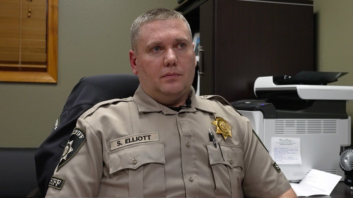Sam Elliott, Polizist im ländlichen Oregon County
