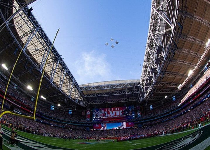 Jets fliegen über den Super Bowl.