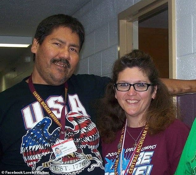 Ira Walker (links im Bild) erlag im Jahr 2020 einer Blastomykose. Seine Frau Lorelei (rechts abgebildet) sagte gegenüber DailyMail.com, dass sie immer noch nicht wisse, wie er krank geworden sei