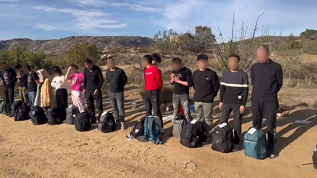 Chinesische Migranten, die an der Südgrenze zwischen den Vereinigten Staaten und Mexiko ankamen, tauchten im Dezember in der Nähe von Kalifornien auf.  (Den abgebildeten Migranten werden keine Verbindungen zur KPCh vorgeworfen)