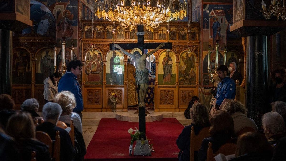 Griechisch-orthodoxe Gläubige in Athen vor Ostern
