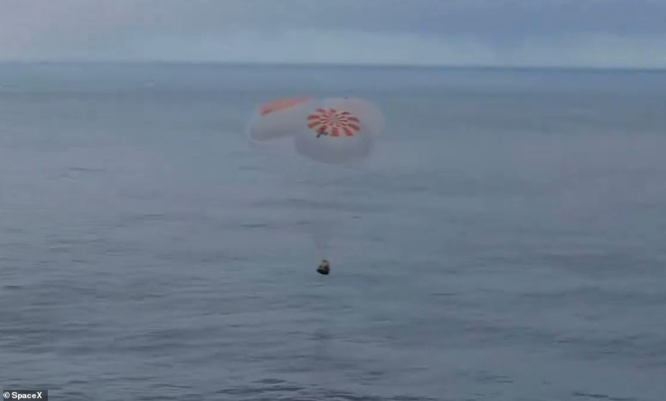 Die SpaceX Crew Dragon-Kapsel spritzte am Freitag kurz vor 8:30 Uhr EST herunter.  Kurz darauf wurde es auf ein Bergungsschiff verladen