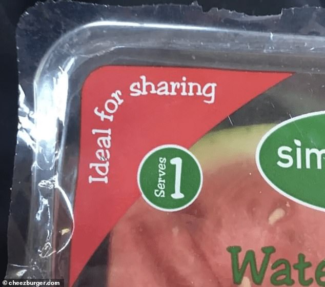An anderer Stelle entdeckte jemand im Supermarkt einen Karton Wassermelone, doch auf der Verpackung stand, dass sie „für einen Zweck“ und „perfekt zum Teilen“ geeignet sei.