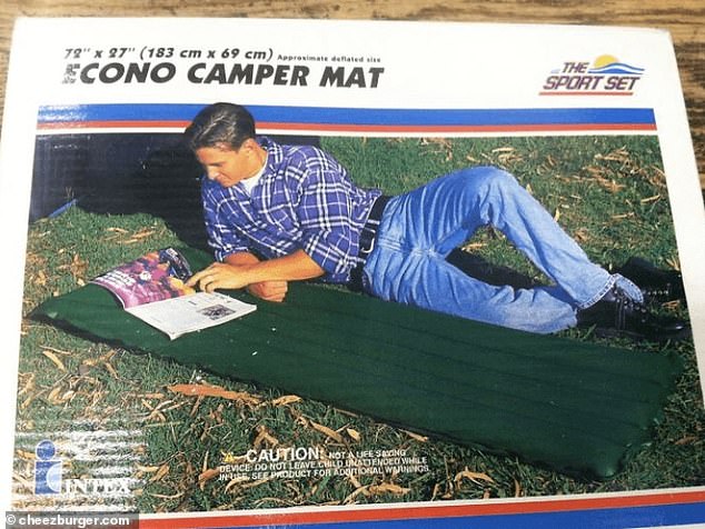 In einer urkomischen Werbung für eine aufblasbare Campingmatte war das Modell daneben zu sehen