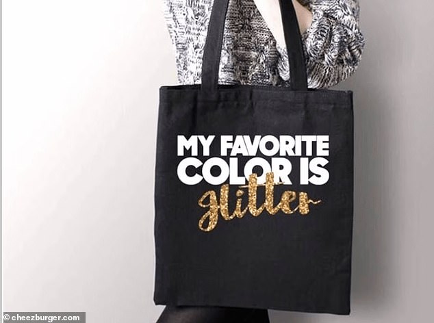 Auf dieser Einkaufstasche soll „Glitzer“ stehen, sie sieht jedoch eher wie ein Modeaccessoire aus, das Hitler gewidmet ist