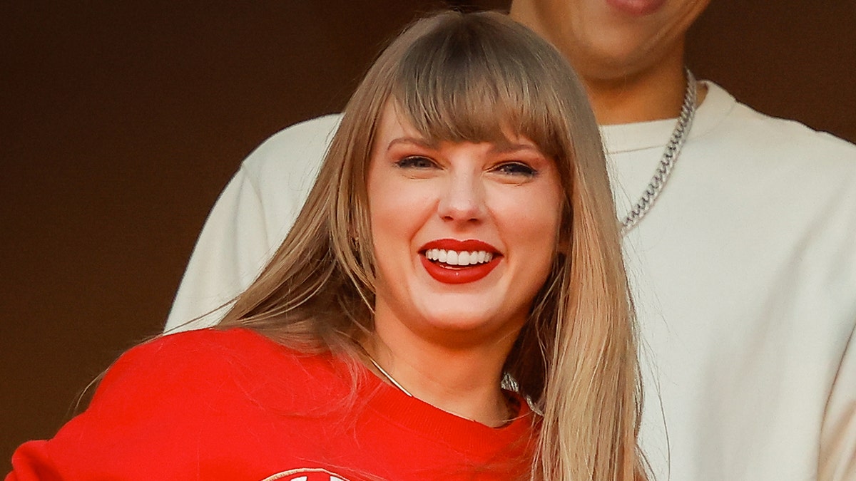 Taylor Swift lächelt während des Footballspiels der Kansas City Chiefs mit Travis Kelce
