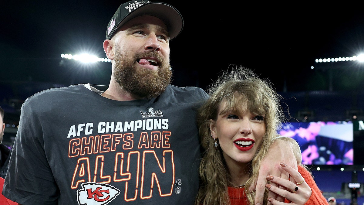 Travis Kelce legt bei den NFL-Playoffs seinen Arm um Taylor Swift