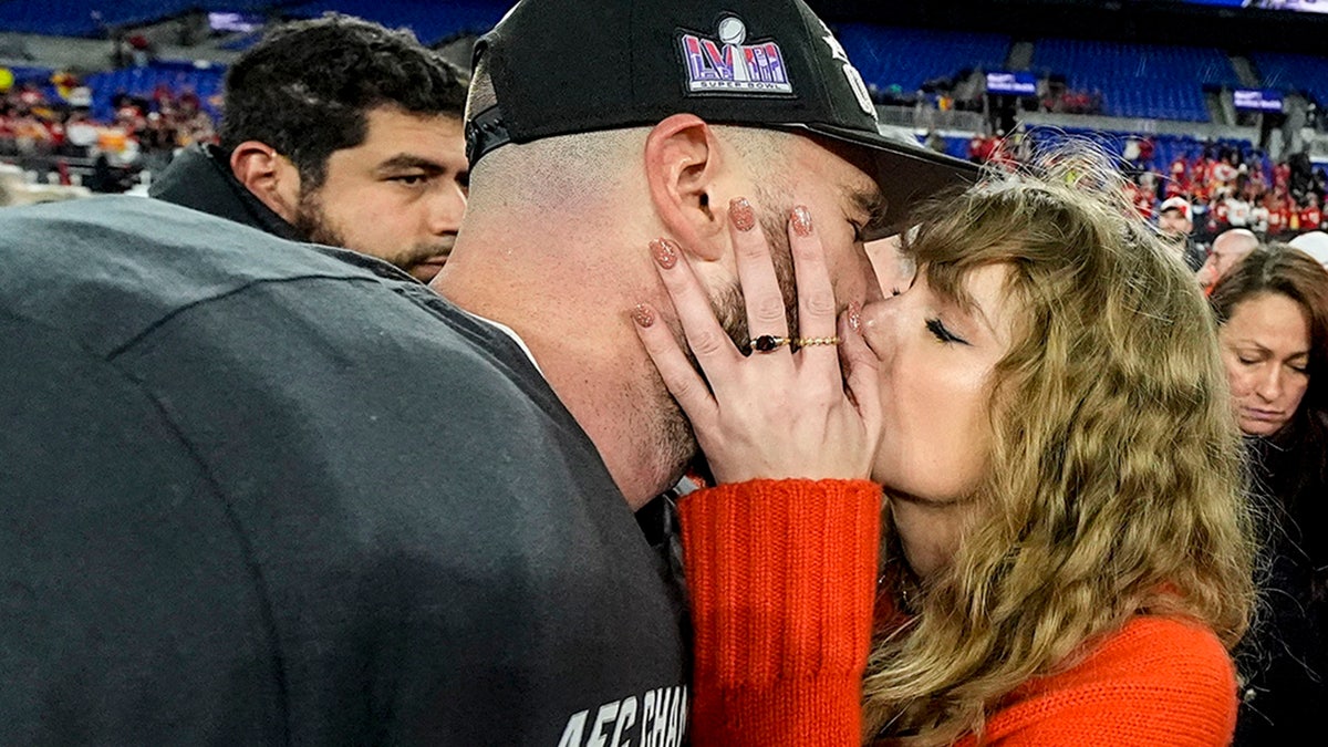 Taylor Swift küsst Travis Kelce nach einem NFL-Footballspiel der AFC Championship