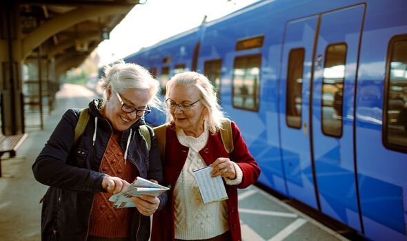 Ältere Frauen reisen mit dem Zug