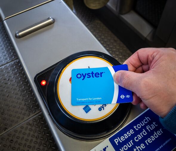 Eine Person, die eine Oyster Card für den Zugang zu öffentlichen Verkehrsmitteln nutzt.