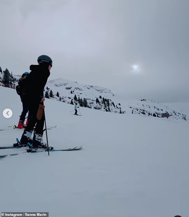 Die Mutter postete nicht nur ein Bild von der Aussicht auf die Alpen, sondern auch ein Video, in dem sie eine Pause vom Snowboarden machte und oben auf der Piste saß